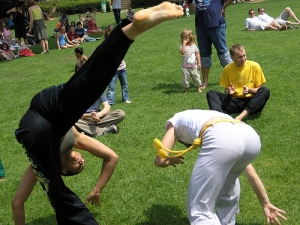 An attack and a dodge in a game of capoeira